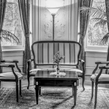 Sofa renesansowa w otoczeniu krzeseł