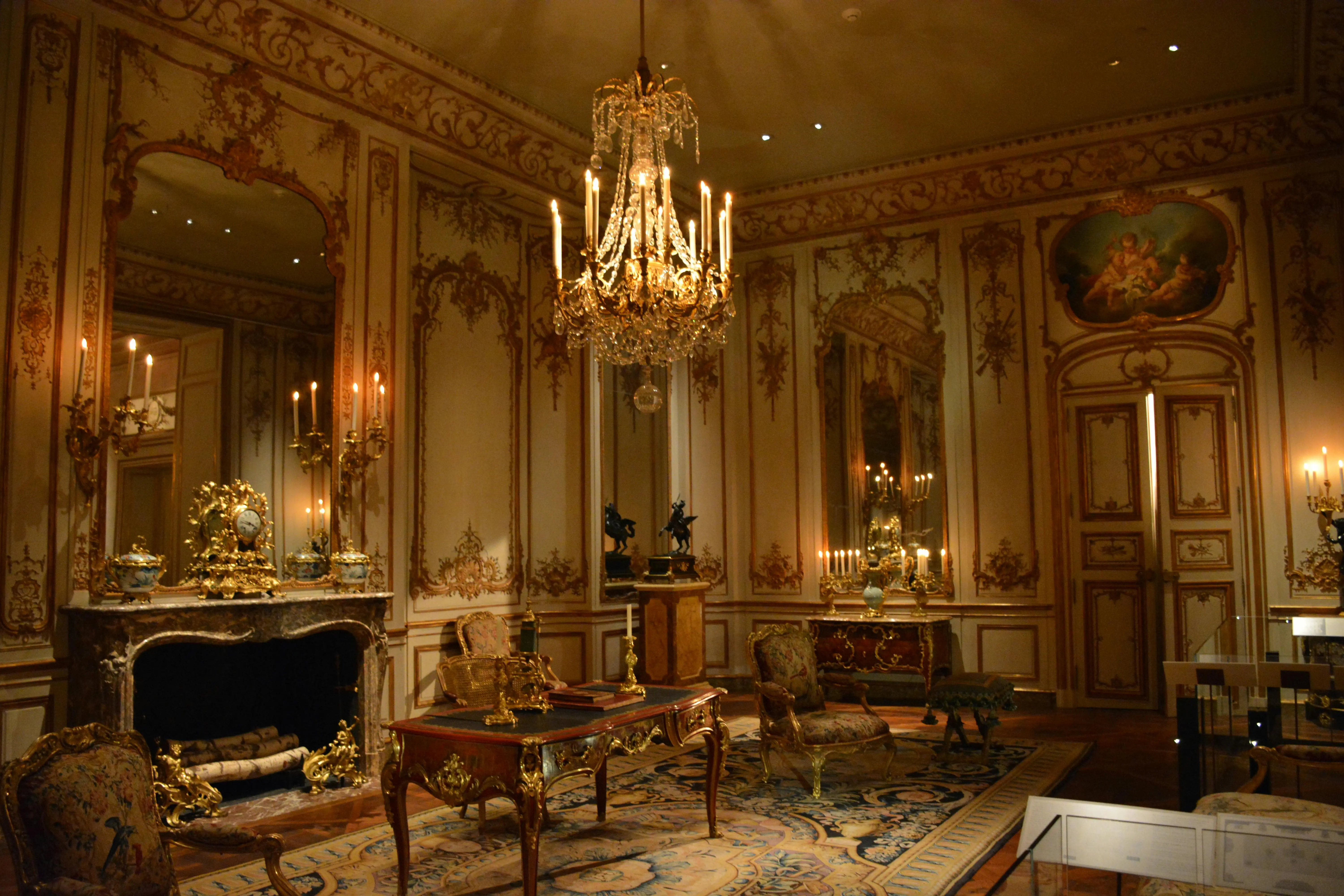 Wnętrze pałacowej komnaty w odcieniach złota